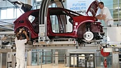 Alman otomobil üreticisi Volkswagen'in çalışanları Almanya'nın Dresden kentindeki şeffaf fabrikada bir ID.3 elektrikli otomobilin montajını yapıyor. 14 Mayıs 2025.