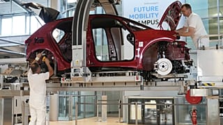 Alman otomobil üreticisi Volkswagen'in çalışanları Almanya'nın Dresden kentindeki şeffaf fabrikada bir ID.3 elektrikli otomobilin montajını yapıyor. 14 Mayıs 2025.