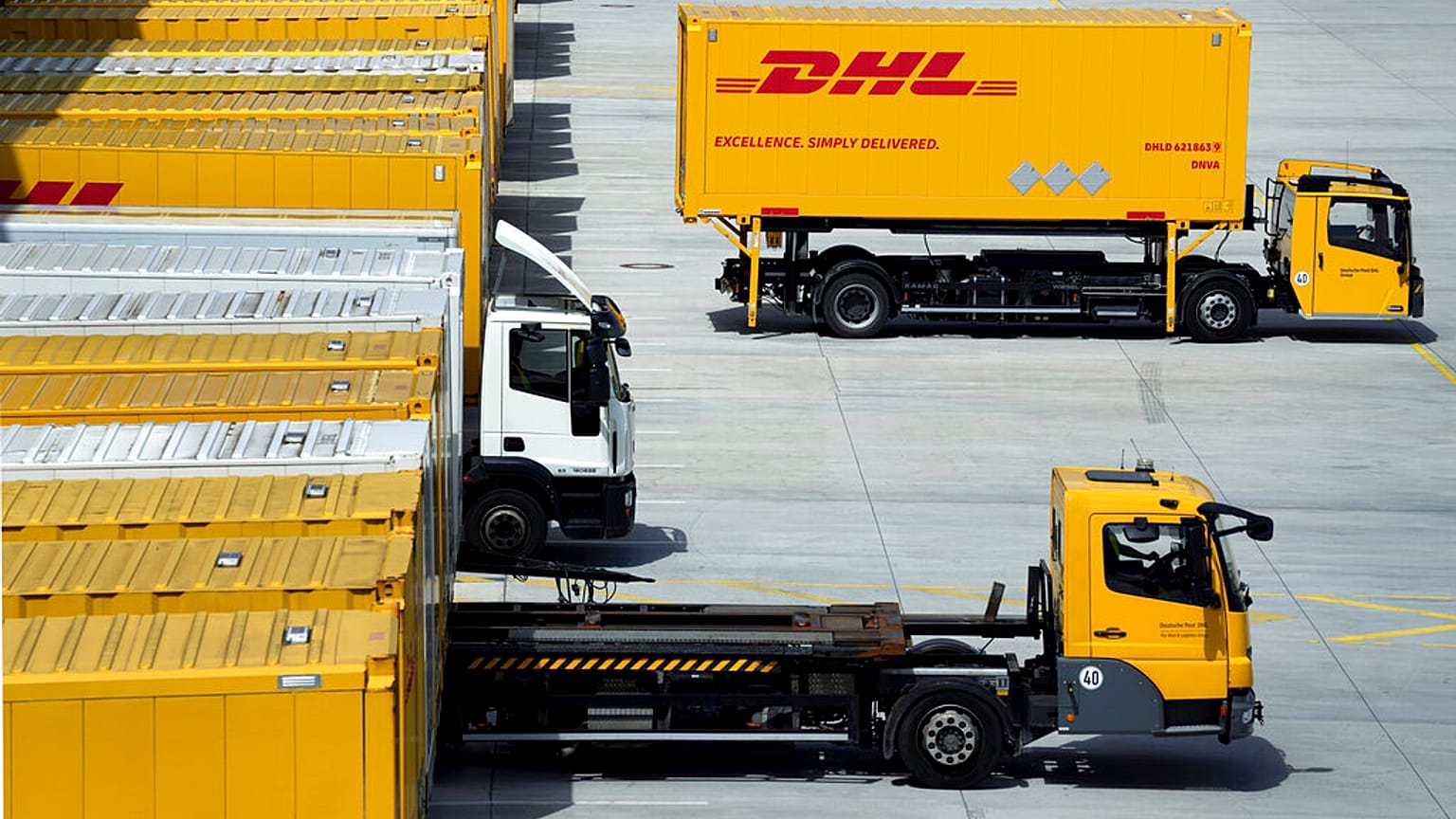 Un camion arrive dans un hub DHL à Ludwigsfelde près de Berlin, en Allemagne.