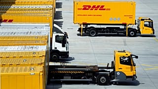Un camion arrive dans un hub DHL à Ludwigsfelde près de Berlin, en Allemagne.