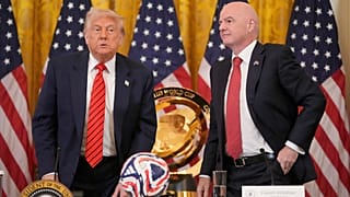 الرئيس دونالد ترامب ورئيس الاتحاد الدولي لكرة القدم جياني إنفانتينو يقفان خلال اجتماع فريق عمل الاتحاد الدولي لكرة القدم بشأن كأس العالم 2026 