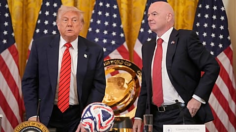الرئيس دونالد ترامب ورئيس الاتحاد الدولي لكرة القدم جياني إنفانتينو يقفان خلال اجتماع فريق عمل الاتحاد الدولي لكرة القدم بشأن كأس العالم 2026 