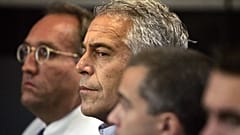 ΑΡΧΕΙΟ: Ο Τζέφρι Έπστιν εμφανίζεται στο δικαστήριο στο West Palm Beach, 2008