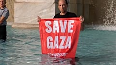 Ein Mann hält ein Banner mit der Aufschrift „Rettet Gaza“ in Rom, Italien am 6. Juni 2025.