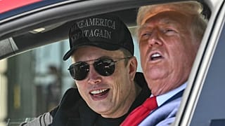 Başkan Donald Trump ve Tesla CEO'su Elon Musk, 11 Mart 2025 Salı günü Washington'da Beyaz Saray'ın Güney Bahçesi'nde bir Tesla aracında.