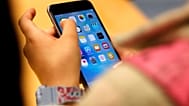 Sosyal medyaya erişmek için akıllı telefon kullanan çocuk