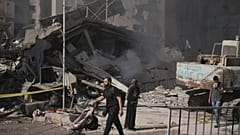 Varios ciudadanos en un lugar destruido por los ataques del Ejército israelí en el suburbio de Dahiyeh de Beirut, Líbano, el viernes 6 de junio de 2025.