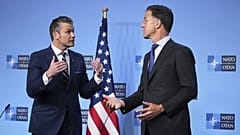 Ο υπουργός Άμυνας Pete Hegseth, αριστερά, και ο γενικός γραμματέας του ΝΑΤΟ Mark Rutte κάνουν δηλώσεις πριν από τη συνάντηση των υπουργών Άμυνας του ΝΑΤΟ στο αρχηγείο του ΝΑΤΟ στις Βρυξέλλες, 05.06.2025