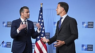 O Secretário da Defesa, Pete Hegseth, à esquerda, e o Secretário-Geral da NATO, Mark Rutte, proferem declarações antes de uma reunião dos ministros da defesa da NATO na sede da NATO em Bruxelas, 05.06.2025