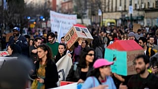 Manifestação em Lisboa, em janeiro de 2024, pede medidas contra a crise da habitação em Portugal