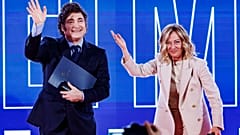 O Presidente argentino Javier Milei e a Primeira-Ministra Giorgia Meloni no evento Atreju em Roma em 2024 