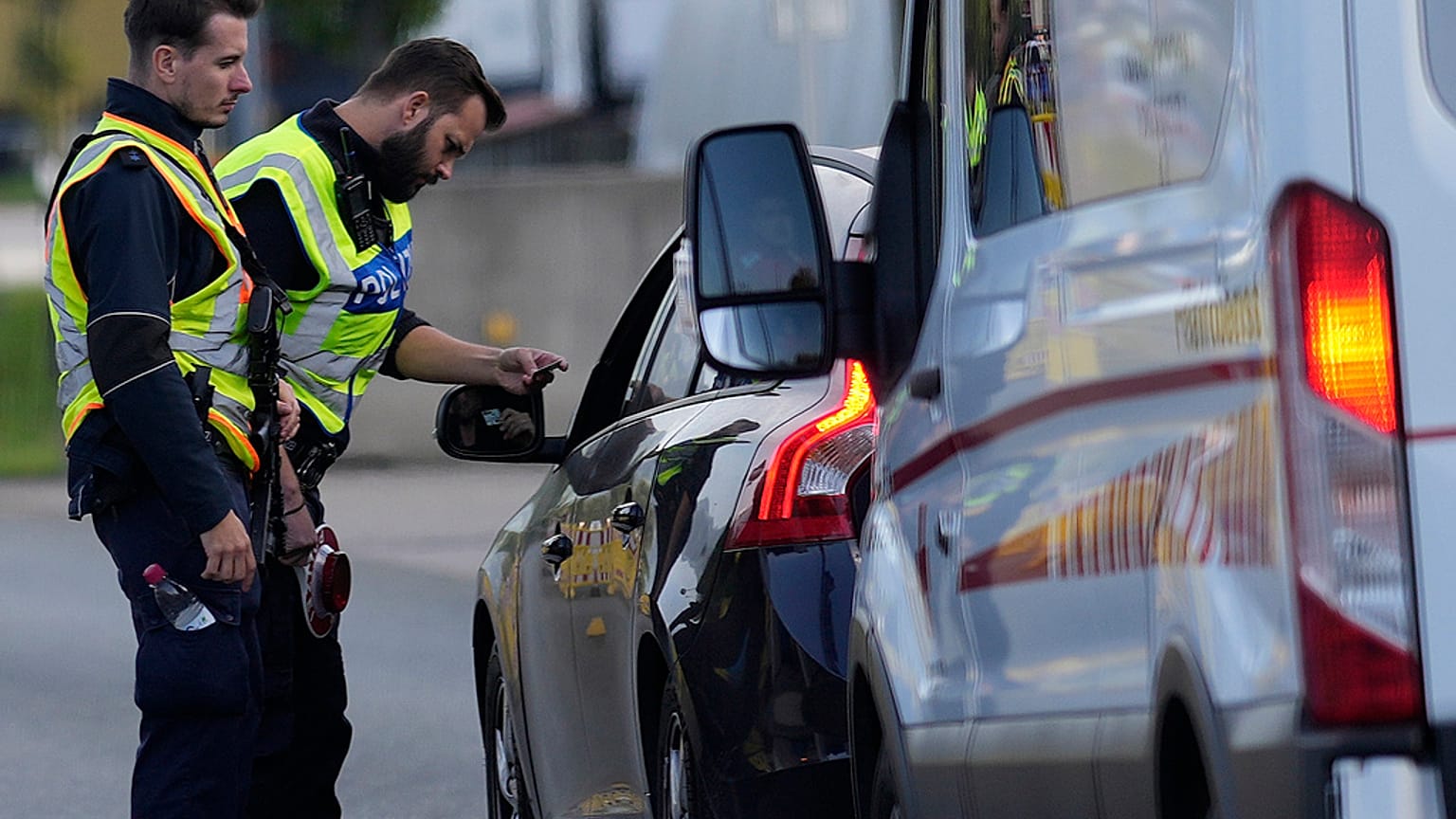 Agentes da polícia federal alemã controlam carros ao longo de uma "rota de contrabando" no posto fronteiriço germano-austríaco em Kiefersfelden, Alemanha, segunda-feira, 9 de outubro de 2023. 