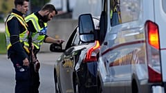 Deutsche Bundespolizisten kontrollieren Autos entlang einer "Schleuserroute" am deutsch-österreichischen Grenzübergang in Kiefersfelden, Deutschland, Montag, 9. Oktober 2023. 