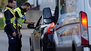 Német szövetségi rendőrök autókat ellenőriznek egy "csempészútvonal" mentén a német-osztrák határátkelőnél Kiefersfeldenben, Németországban, 2023. október 9-én, hétfőn. 