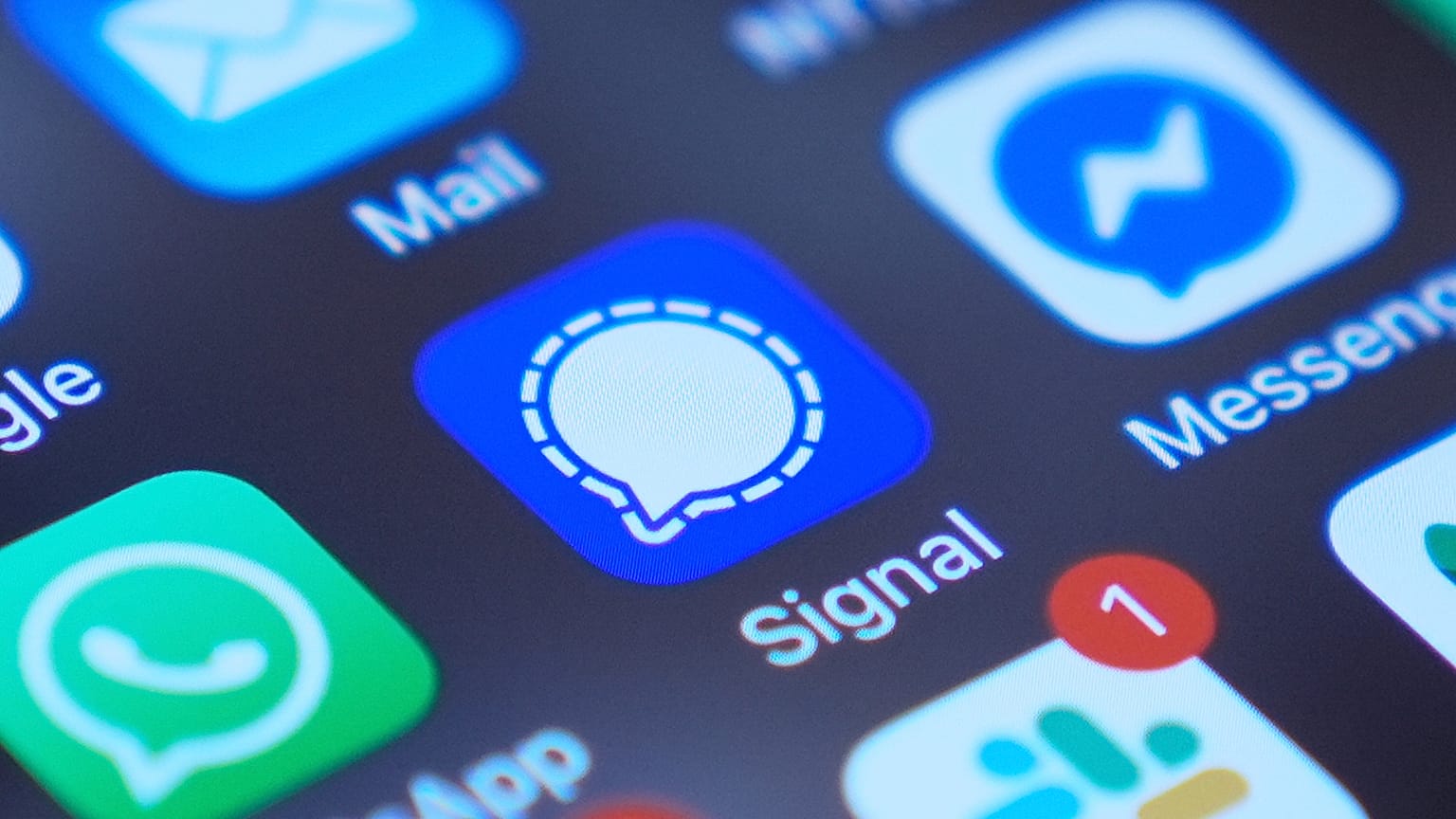 Aplikacja Signal na smartfonie jest widoczna na ekranie urządzenia mobilnego w Chicago, 25 marca 2025 r.
