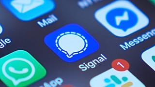 A aplicação Signal num smartphone é vista no ecrã de um dispositivo móvel em Chicago, 25 de março de 2025
