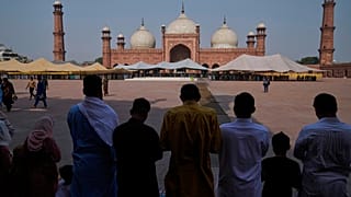 مسلمون يؤدون صلاة عيد الأضحى المبارك في مسجد بادشاهي التاريخي في لاهور، باكستان، السبت، 7 يونيو/حزيران 2025
