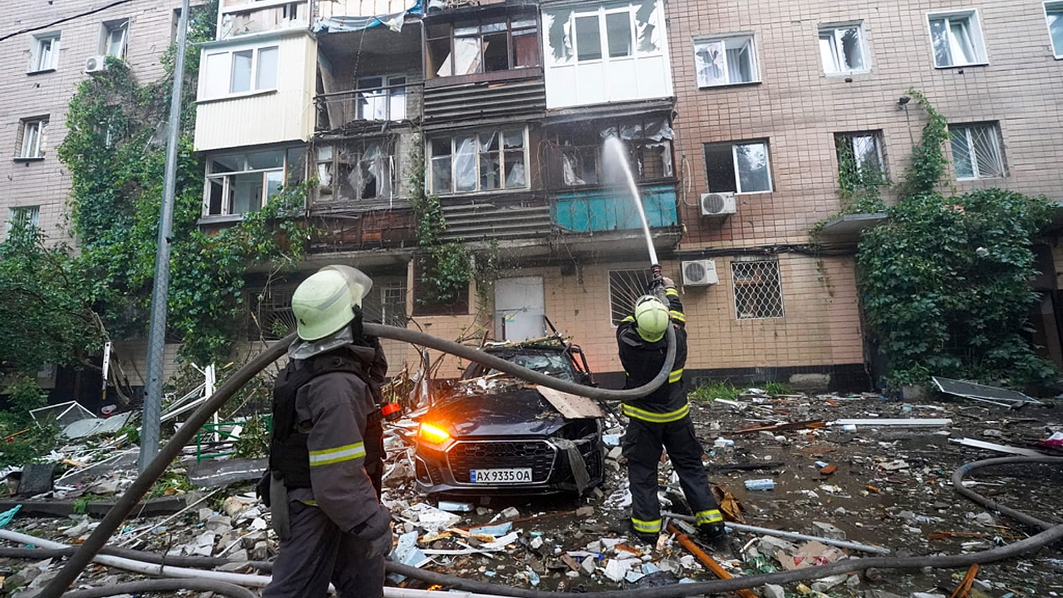 Πυροσβέστες επιχειρούν σε πολυώροφο κτίριο που δέχθηκε ρωσικό πλήγμα στο Χάρκοβο