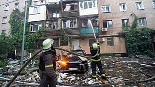 Feuerwehrleute vor einem von russischen Luftangriffen getroffenen Wohnhaus in Charkiw, Ukraine, 07.06.2025