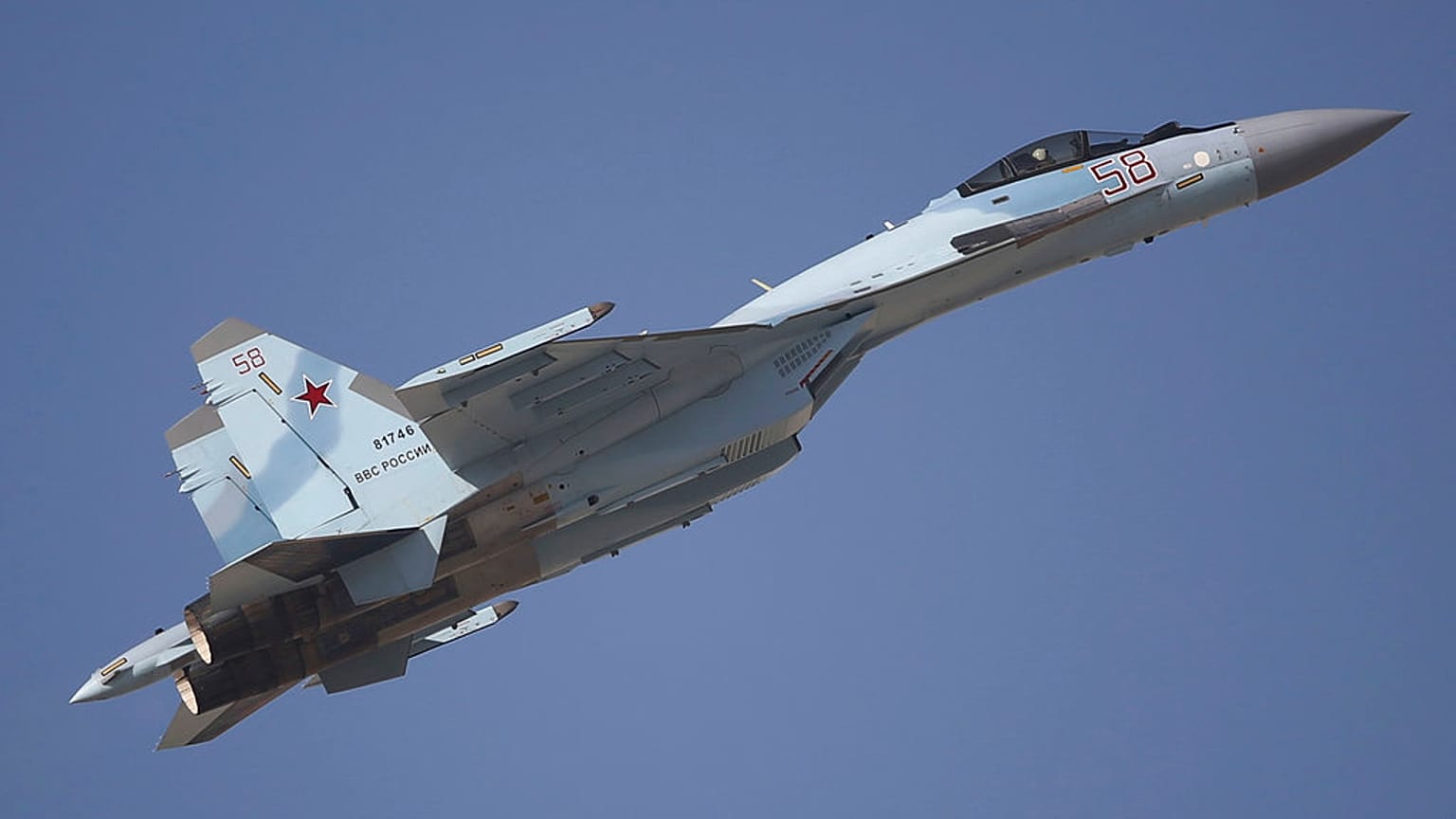 Un Sukhoi SU-35 russe effectue un vol lors du salon aéronautique de Dubaï, aux Émirats arabes unis, le lundi 13 novembre 2017. 