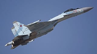 Un Sukhoi SU-35 russe effectue un vol lors du salon aéronautique de Dubaï, aux Émirats arabes unis, le lundi 13 novembre 2017.