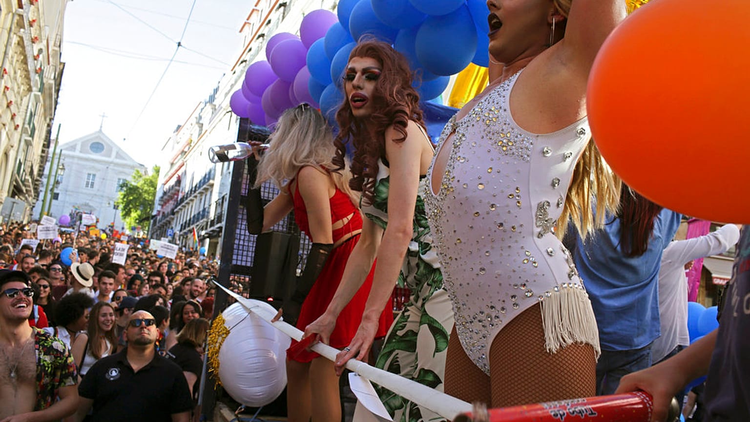FILE. Drag queens tańczą na dachu ciężarówki podczas parady Lisbon Gay Pride w sobotę 16 czerwca 2018 r. w Lizbonie w Portugalii.