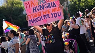Uma pessoa segura um cartaz dirigido à Hungria durante a marcha do Orgulho de Lisboa na Avenida da Liberdade, em Lisboa, sábado, 7 de junho de 2025