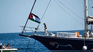 Die Klimaaktivistin Greta Thunberg geht an Bord des Bootes Madleen, bevor sie zusammen mit Aktivisten der Freedom Flotilla Coalition nach Gaza segelt Catania, Italien, 1. Juni 2025