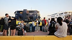 Έλληνες και ξένοι ταξιδιώτες επιβιβάζονται σε πλοία που αναχωρούν για τα νησιά των Κυκλάδων ενόψει του τριημέρου με τον εορτασμό του Αγίου Πνεύματος, στο λιμάνι του Πειραιά,