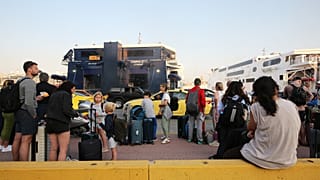 Έλληνες και ξένοι ταξιδιώτες επιβιβάζονται σε πλοία που αναχωρούν για τα νησιά των Κυκλάδων ενόψει του τριημέρου με τον εορτασμό του Αγίου Πνεύματος, στο λιμάνι του Πειραιά,