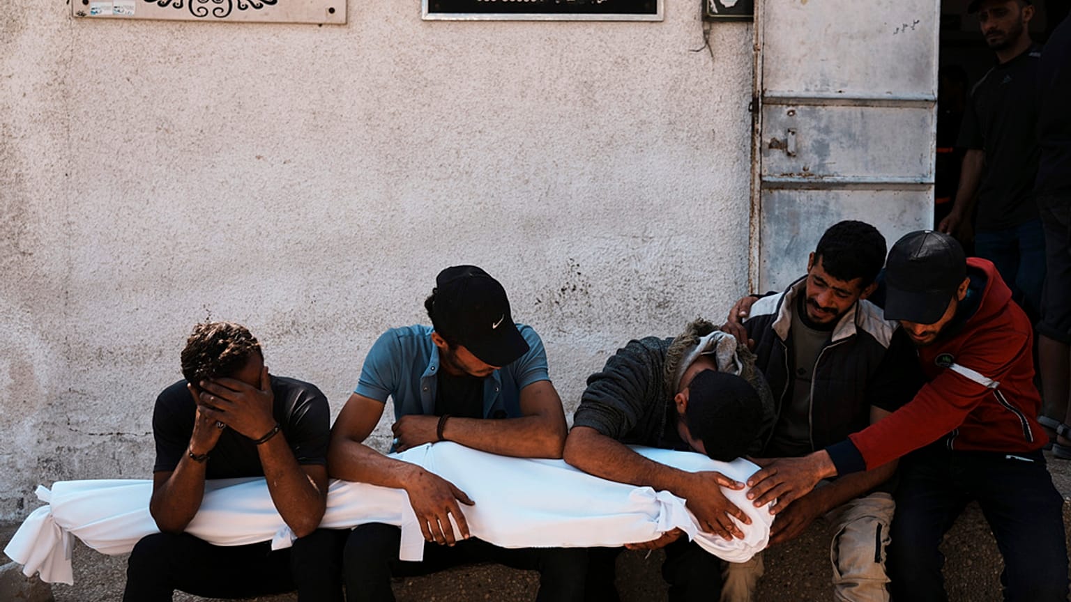فلسطينيون يشيعون جثامين أقاربهم الذين قتلوا في غارة عسكرية إسرائيلية على غزة في مستشفى الشفاء في مدينة غزة، الأربعاء، 4 يونيو 2025. 