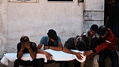 فلسطينيون يشيعون جثامين أقاربهم الذين قتلوا في غارة عسكرية إسرائيلية على غزة في مستشفى الشفاء في مدينة غزة، الأربعاء، 4 يونيو 2025. 