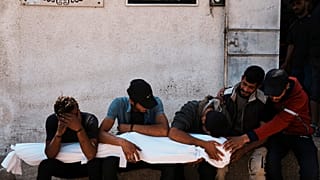 فلسطينيون يشيعون جثامين أقاربهم الذين قتلوا في غارة عسكرية إسرائيلية على غزة في مستشفى الشفاء في مدينة غزة، الأربعاء، 4 يونيو 2025.