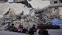 فلسطينيون يؤدّون صلاة عيد الأضحى قرب أنقاض مسجد الكنر الذي دمّرته غارات إسرائيلية، في مدينة غزة، الجمعة 6 حزيران/يونيو 2025 