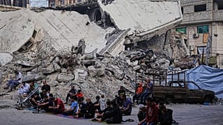 فلسطينيون يؤدّون صلاة عيد الأضحى قرب أنقاض مسجد الكنر الذي دمّرته غارات إسرائيلية، في مدينة غزة، الجمعة 6 حزيران/يونيو 2025