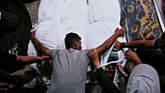 فلسطينيون يشيعون جثامين أقاربهم الذين قتلوا في غارة عسكرية إسرائيلية على غزة في مستشفى الشفاء في مدينة غزة، الأربعاء، 4 يونيو 2025. 