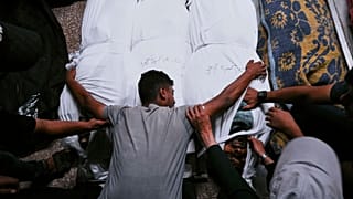 فلسطينيون يشيعون جثامين أقاربهم الذين قتلوا في غارة عسكرية إسرائيلية على غزة في مستشفى الشفاء في مدينة غزة، الأربعاء، 4 يونيو 2025. 