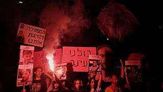 محتجون يطالبون بإنهاء الحرب والإفراج الفوري عن الرهائن، خلال تظاهرة ضد حكومة نتنياهو في تل أبيب، السبت 7 حزيران/يونيو 2025.