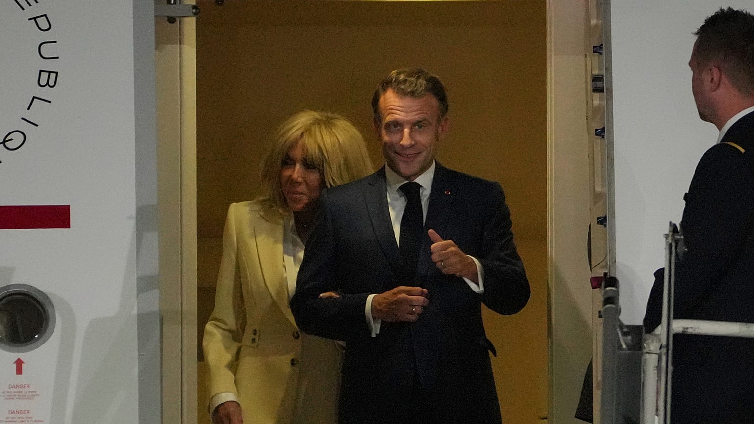 DOSSIER - Le président français Emmanuel Macron et son épouse Brigitte Macron débarquent à leur arrivée à Jakarta, en Indonésie, mardi 27 mai 2025. (AP Photo/Achmad Ibrahim)