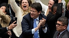 Ο Turbay, υποψήφιος πρόεδρος του δεξιού κόμματος Δημοκρατικό Κέντρο, πανηγυρίζει μετά την καταψήφιση του δημοψηφίσματος για την εργασιακή μεταρρύθμιση στην Μπογκοτά στις 14 Μαΐου.