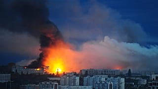 Ukrayna'nın Harkov kentinde bir yerleşim alanına Rus füzesinin isabet ettiği yerden ateş ve duman yükseliyor, 7 Haziran 2025.