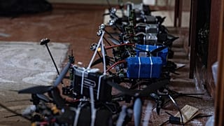 Droni FPV pronti a sparare contro le postazioni russe da un rifugio in direzione di Kostyantynivka, regione di Donetsk, Ucraina, venerdì 23 maggio 2025.