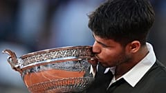 El español Carlos Alcaraz besa la Copa de los Mosqueteros.
