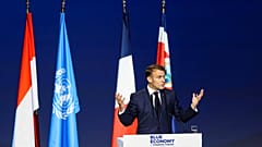 Frankreichs Präsident Emmanuel Macron hält eine Rede während des Blue Economy and Finance Forum (BEFF)