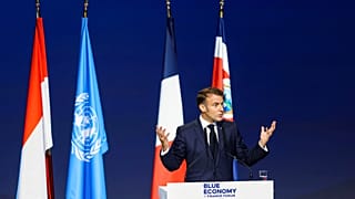 Le président français Emmanuel Macron prononce un discours lors du Forum sur l'économie et la finance bleues (BEFF).