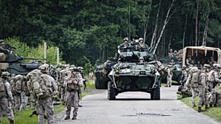 Katonai páncélozott járművek vesznek részt a NATO egyik gyakorlatán a Baltikumban