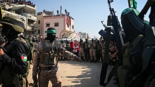 مسلحون من حماس والجهاد الإسلامي يؤمنون المنطقة بينما ينتظر ممثلو الصليب الأحمر تسليم الرهائن التايلانديين والإسرائيليين في خان يونس.