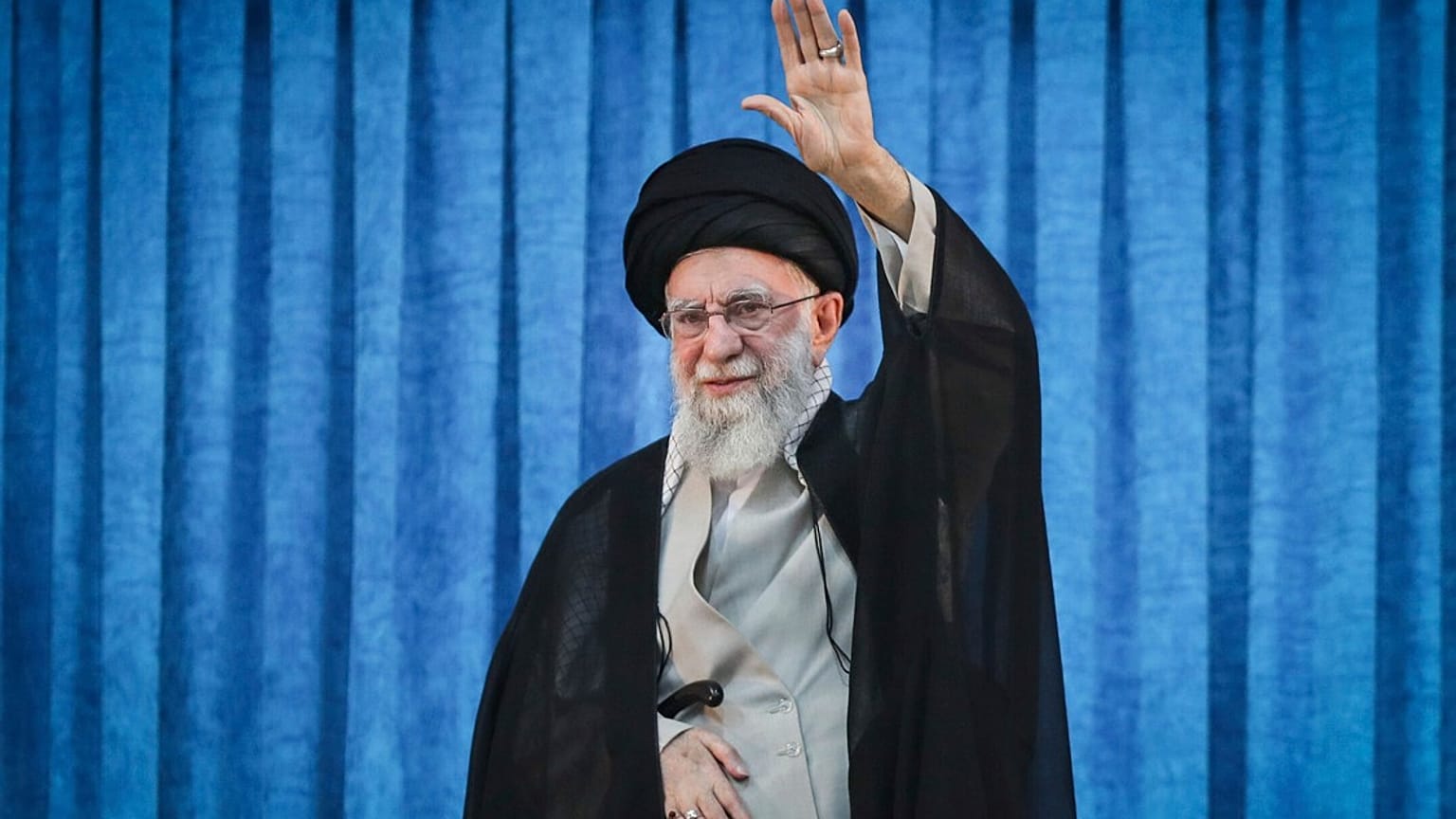 يلوح المرشد الأعلى آية الله علي خامنئي للحشد لدى وصوله لحضور حفل إحياء ذكرى وفاة الخميني في ضريحه، إيران، الأربعاء 4 يونيو 2025. 