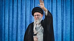 يلوح المرشد الأعلى آية الله علي خامنئي للحشد لدى وصوله لحضور حفل إحياء ذكرى وفاة الخميني في ضريحه، إيران، الأربعاء 4 يونيو 2025. 