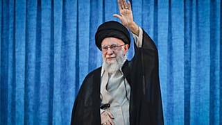 يلوح المرشد الأعلى آية الله علي خامنئي للحشد لدى وصوله لحضور حفل إحياء ذكرى وفاة الخميني في ضريحه، إيران، الأربعاء 4 يونيو 2025.